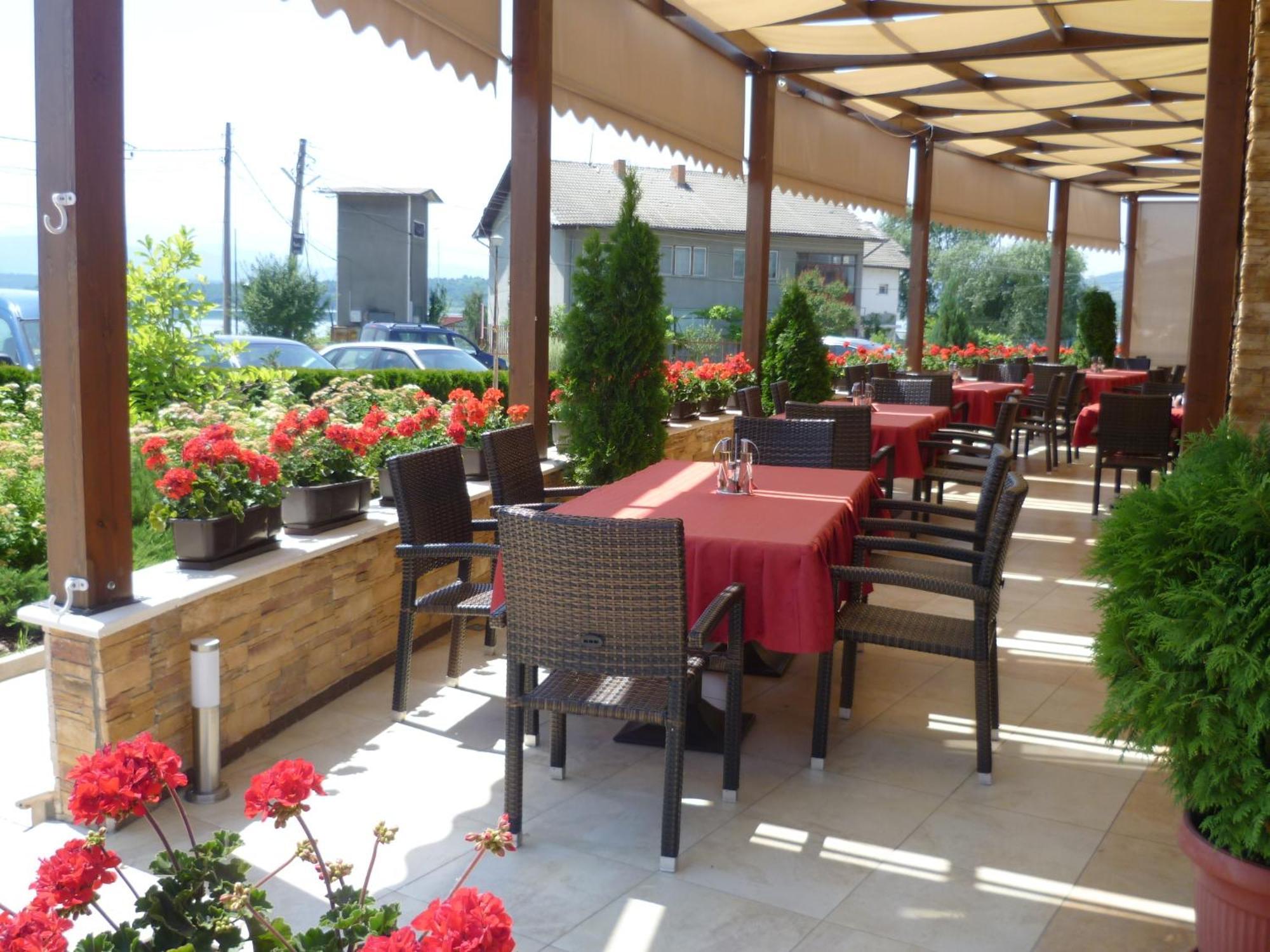 Family Hotel - Restaurant Ring Монтана Екстер'єр фото