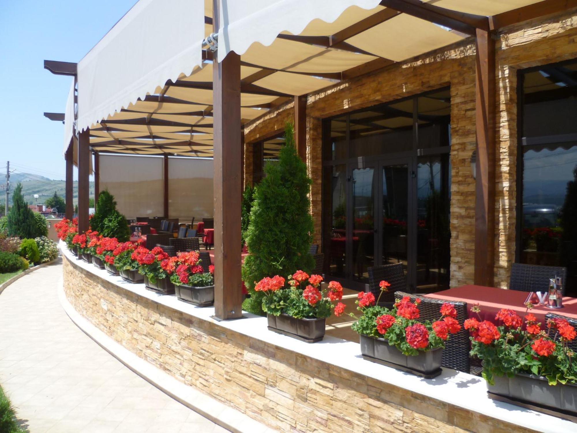 Family Hotel - Restaurant Ring Монтана Екстер'єр фото