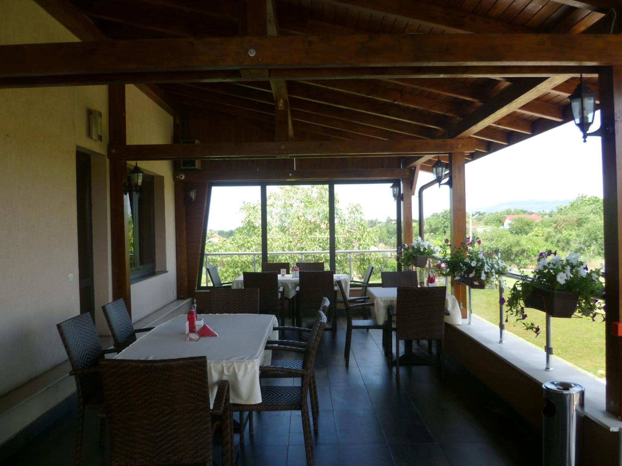 Family Hotel - Restaurant Ring Монтана Екстер'єр фото